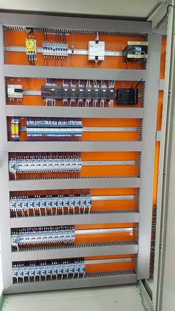Painel elétrico de comando montado e organizado