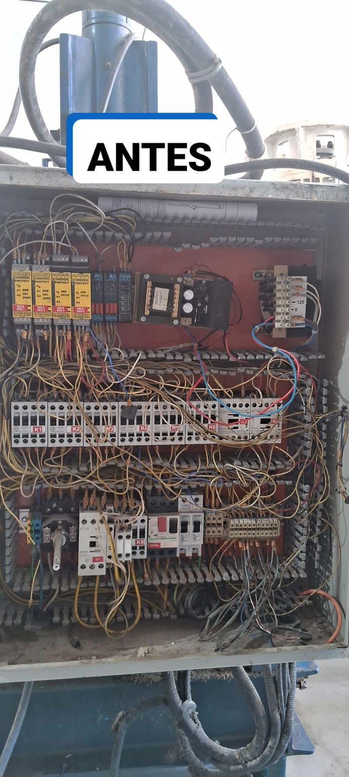 Quadro elétrico antes da reforma, com fiação desorganizada